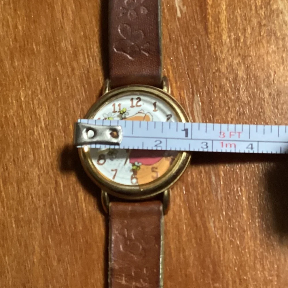 Vintage Timex Disney Winnie the Pooh Watch Brown Leather Band Bee Second Hand